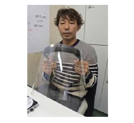 1万枚販売したフェイスシールドを手にする鎌田社長2.png