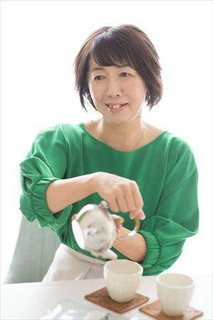 かくに茶香1(お茶を淹れる鈴木香代表)_R.jpg