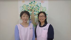 スマイルベビー1(絶えず利用者の相談に乗っている小太刀枝里さん(左)と柳井代表)_R.jpg