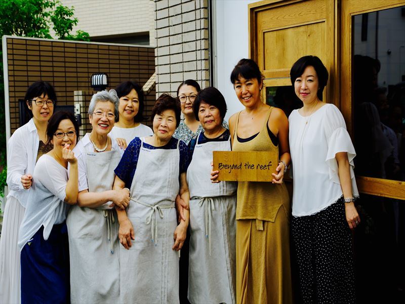 53 ⑫バッグの作り手の人たちと楠社長(右から2番目)_R.jpg