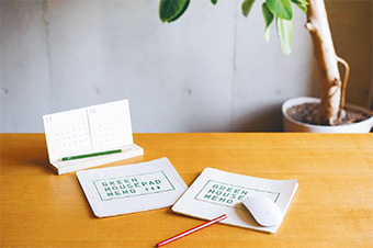 間伐材を使用した「GREEN CALENDER」、間伐材から作られた紙を使用した「GREENMOUSEPAD MEMO」