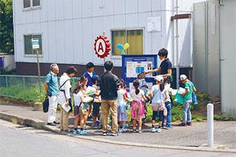 「まち探検」は3つの小学校から、3年生約100人が工場を見学します